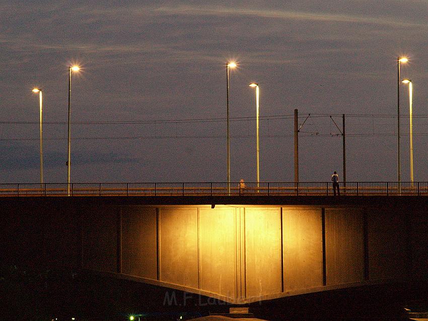 Lebensmueder mit Pistole Koeln Deutzer Bruecke P53.JPG